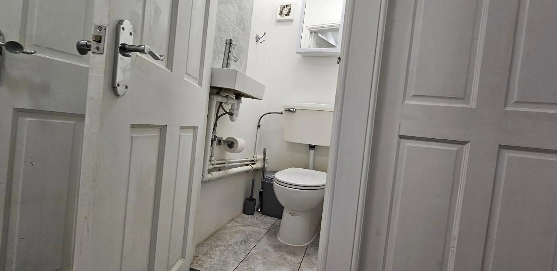 Two Bedrooms Self Catering Entire House In Greater London Of Dagenham Apartment